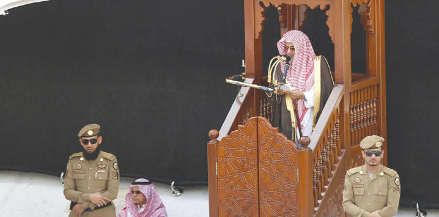 بن حميد إمام الحرم المكي خلال إلقائه خطبة الجمعة أمس (واس)