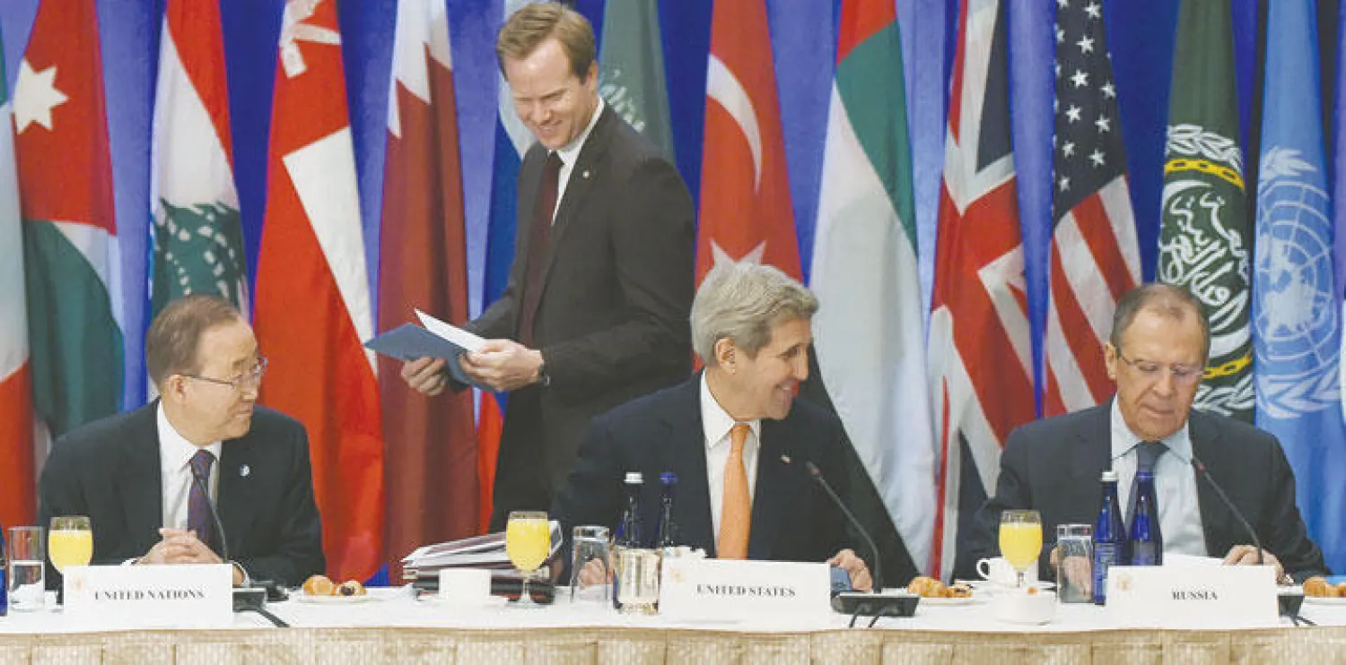 وزير الخارجية الاميركي جون كيري يتحدث الى نظيره الروسي سيرغي لافروف كما يبدو الأمين العام للامم المتحدة بان كي مون قبل بدء اجتماع بشأن سوريا في نيويورك أمس (أ.ف.ب)