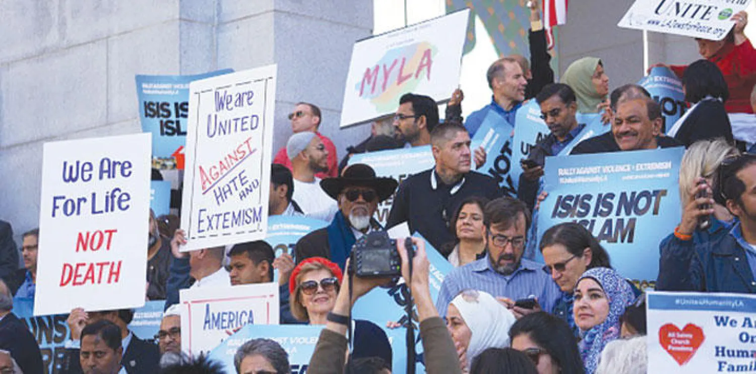 مظاهرات أمام المركز البلدي بلوس أنجليس في كاليفورنيا شارك فيها مسلمون للتنديد بالإرهاب (غيتي)