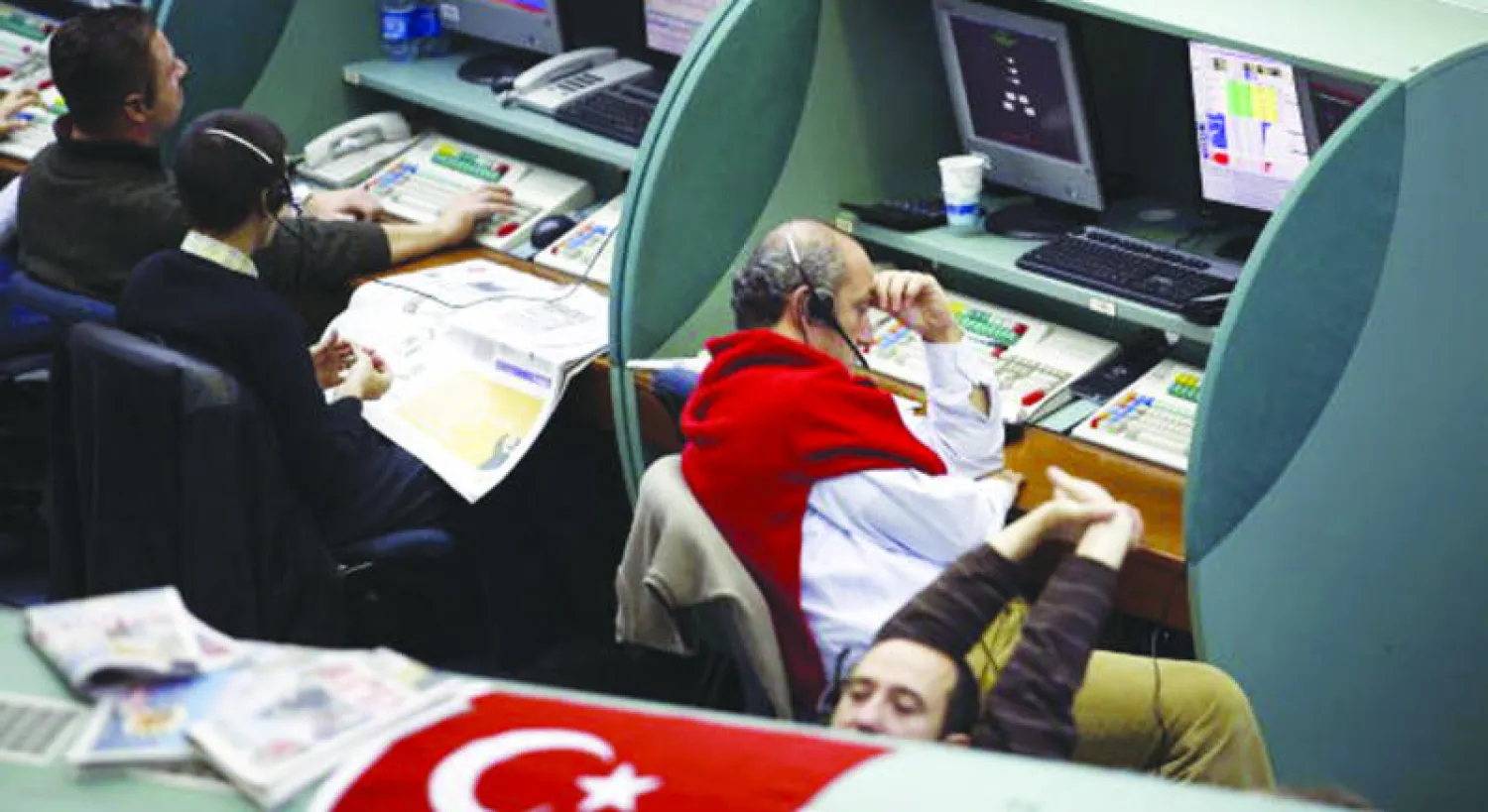 متعاملون في سوق اسطنبول للاسهم يراقبون حركة التداول (غيتي)