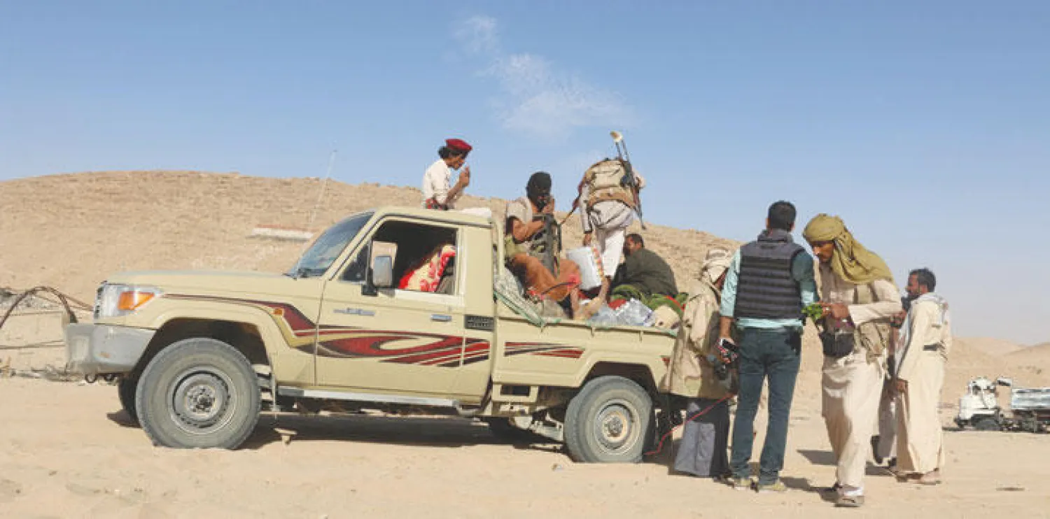 مسلحون من رجال المقاومة الشعبية يتفقدون احدى المناطق المحررة  بعد سيطرة القوات المشتركة على محافظة الجوف (ا ف ب)