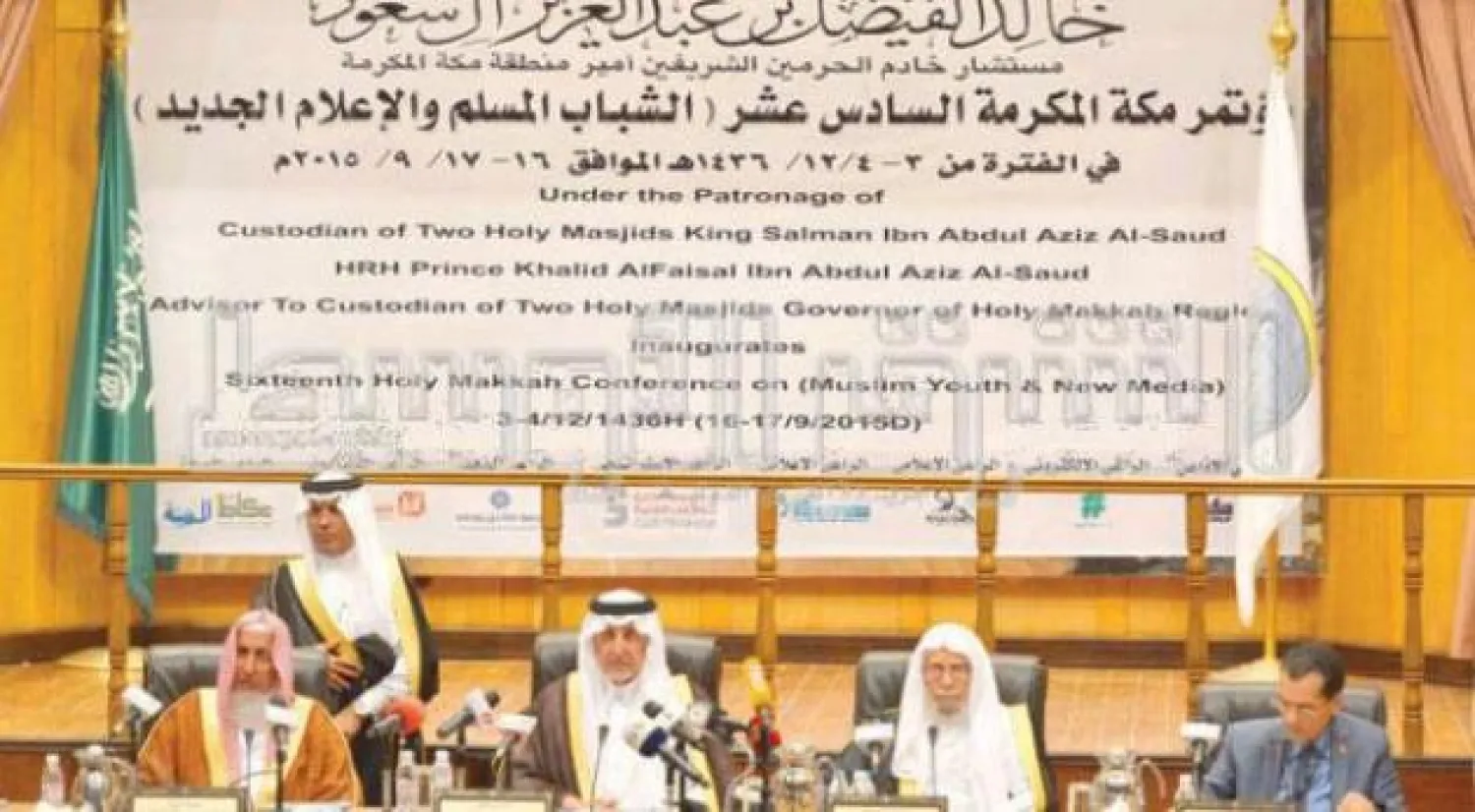 الأمير خالد الفيصل أمير مكة المكرمة في أفتتاح مؤتمر (الشباب المسلم والإعلام الجديد) بمقر رابطة العالم الإسلامي، وإلى جانبه مفتي عام السعودية وأمين عام الرابطة ورئيس جامعة الأزهر (واس)