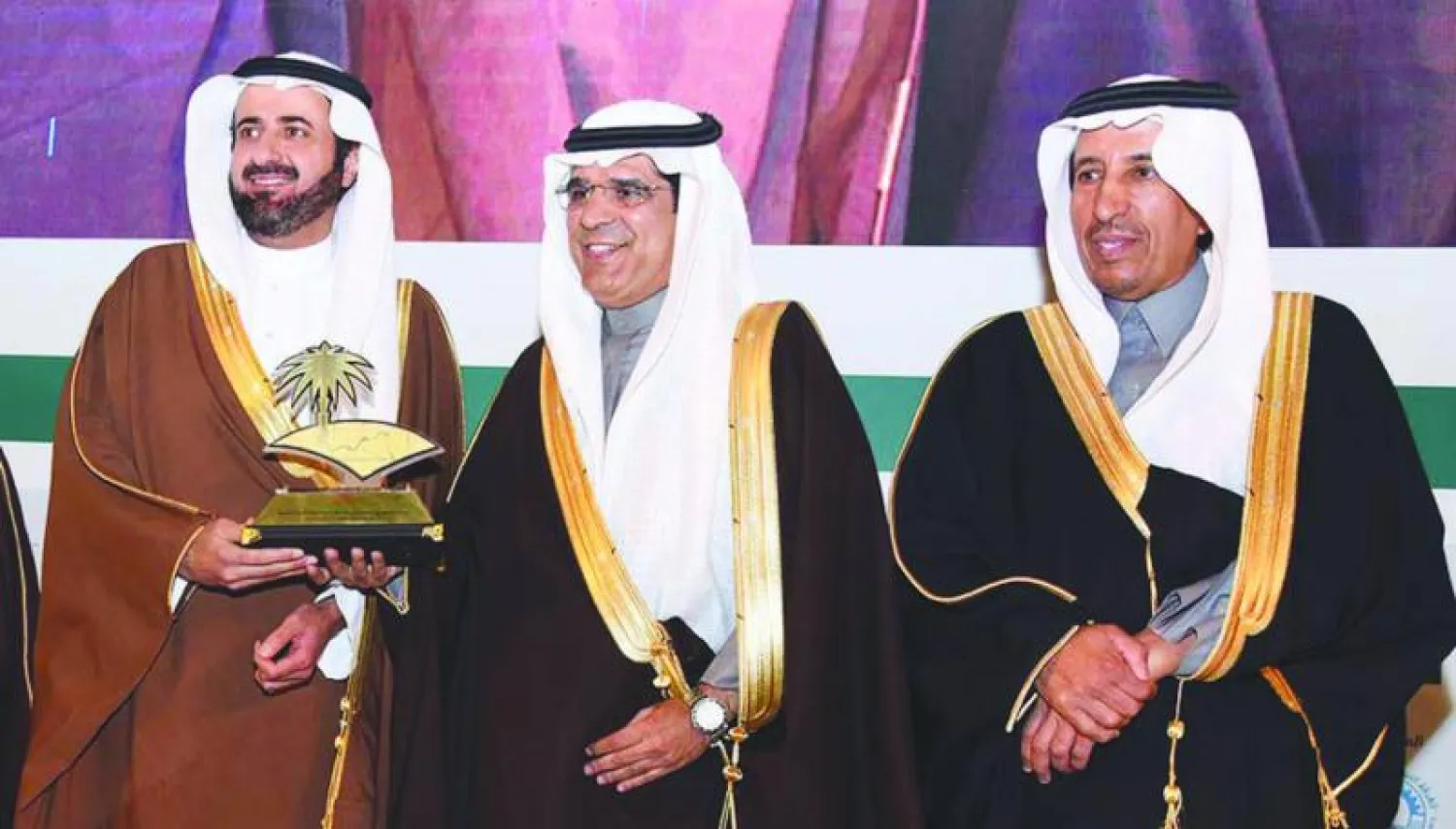 وزير التجارة يكرم العربي الوطني