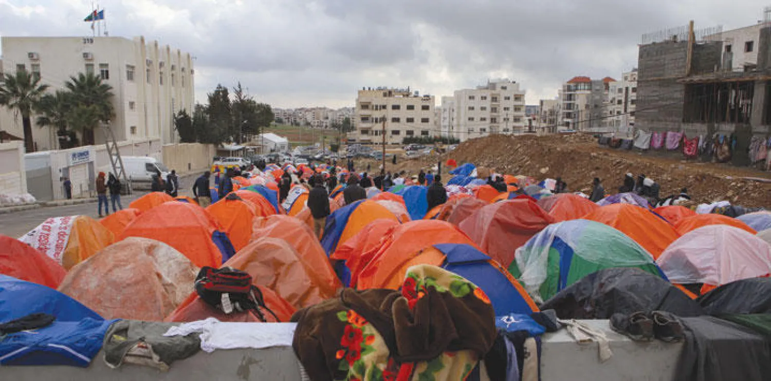 مئات من اللاجئين السودانيين في خيام مؤقتة امام المفوضية السامية لشوؤن اللاجئين في العاصمة الاردنية عمان (أ.ب)