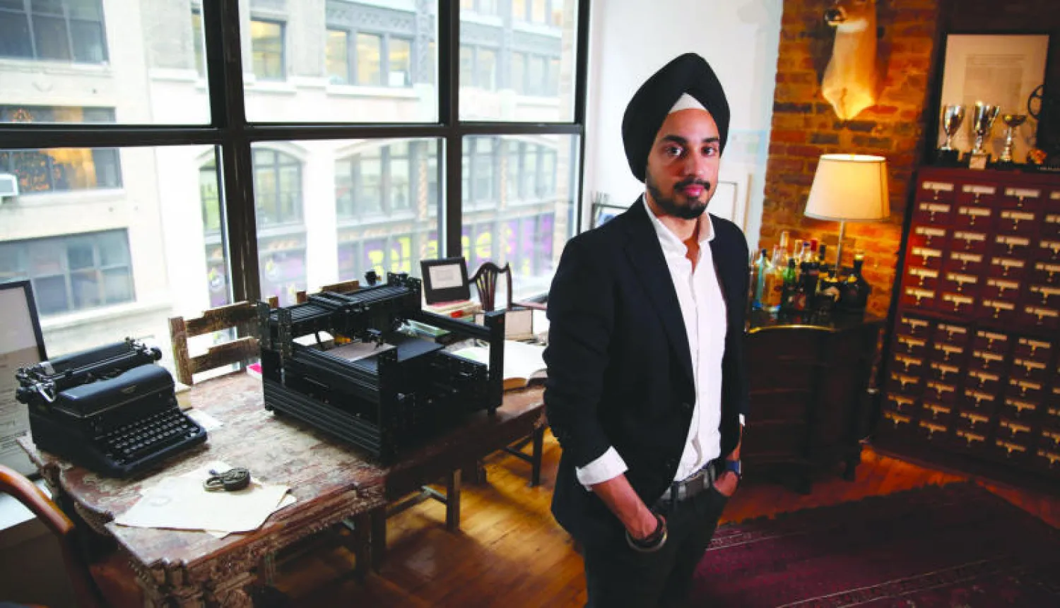 سوني كابروول مؤسس الشركة وخلفه روبوت الخط اليدوي