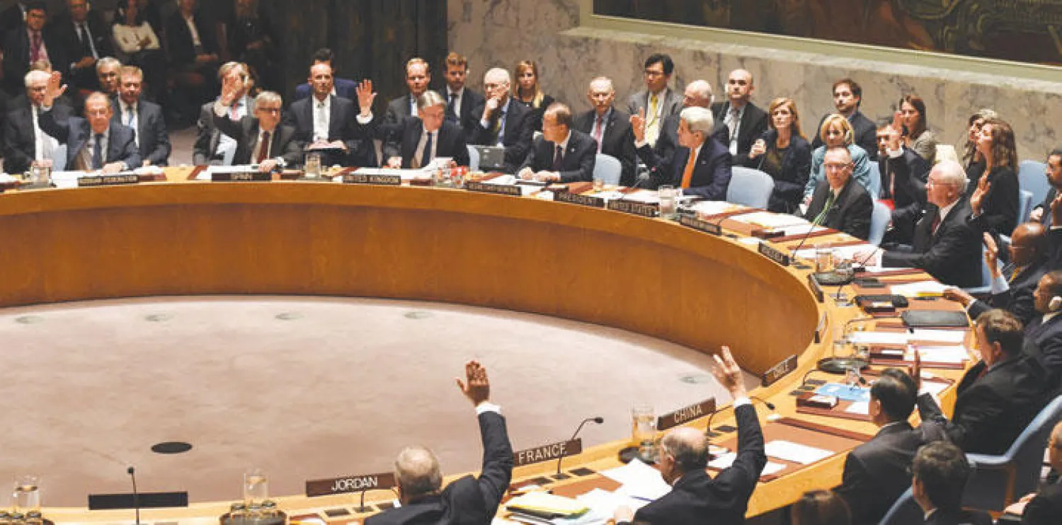 جانب من اجتماع مجلس الأمن الدولي حول سوريا والذي اعتمد قرارا بالاجماع يؤيد عملية السلام لإنهاء الحرب (أ.ف.ب)