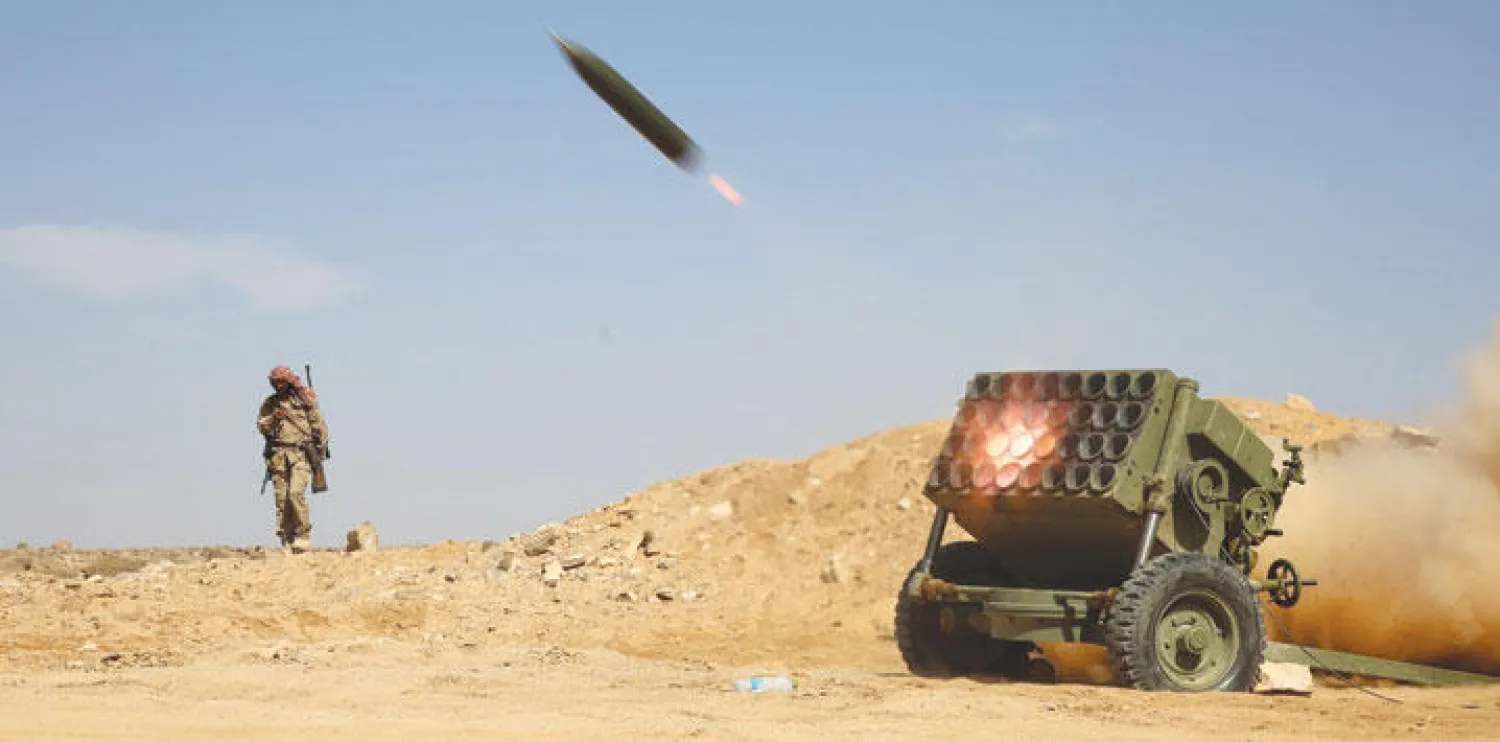 قوات من رجال القبائل اليمنية في غرب مأرب يقصفون مواقع للمتمردين (أ.ف.ب)