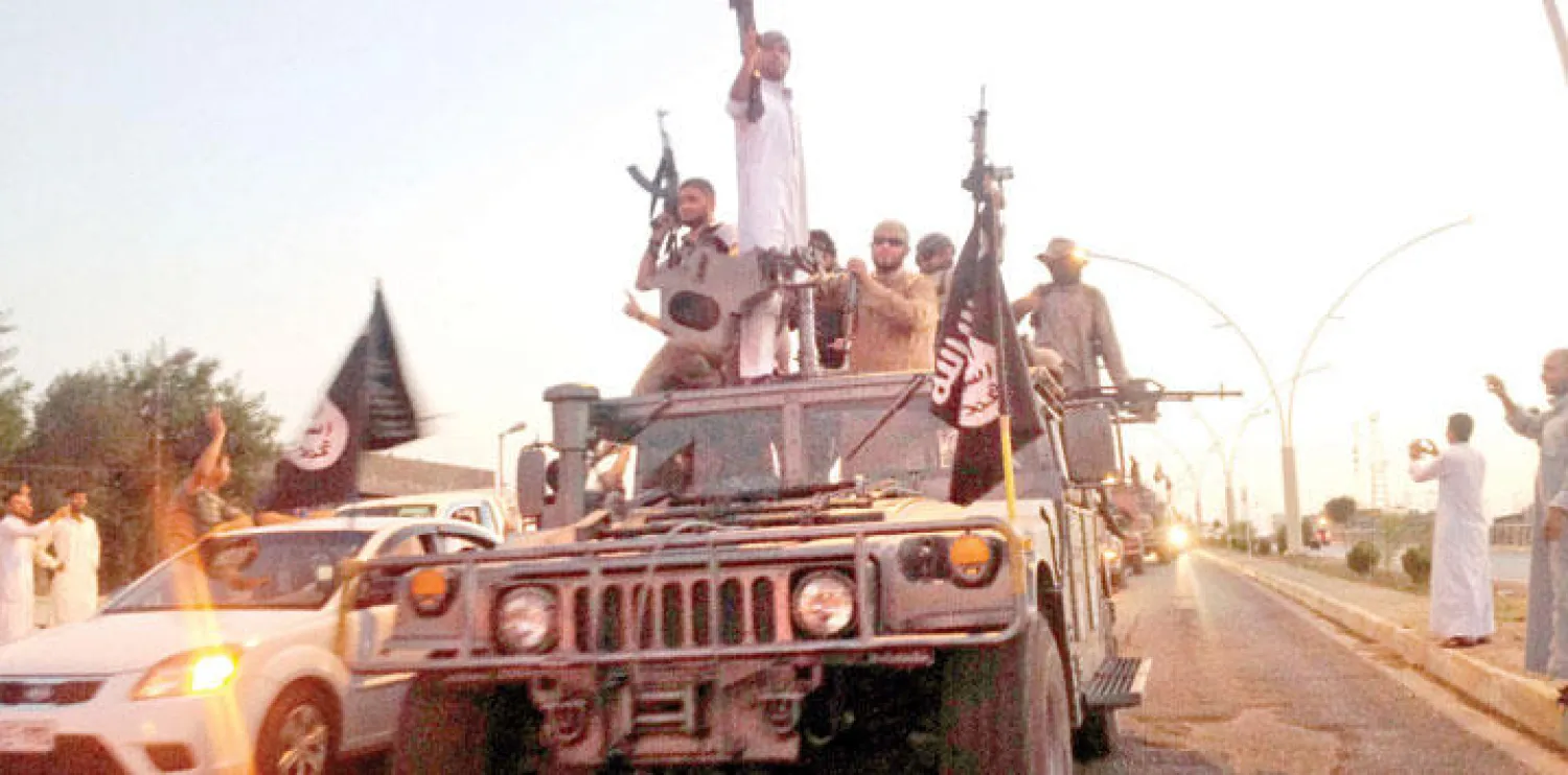 مسلمون من تنظيم داعش يقومون بمسيرة عسكرية في محافظة الموصل العراقية (أ.ب)