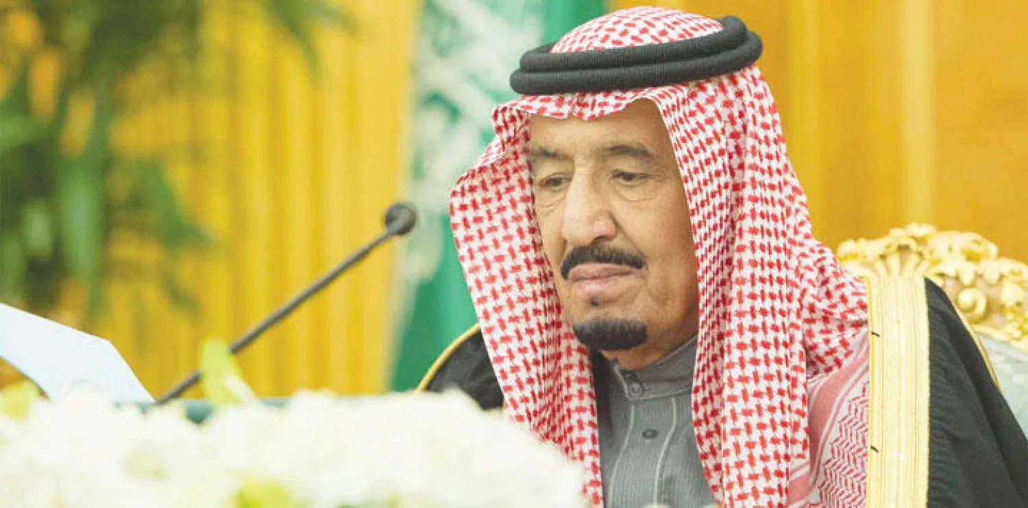 الملك سلمان بن عبد العزيز خلال ترؤسه جلسة مجلس الوزراء السعودي في الرياض أمس (واس)
