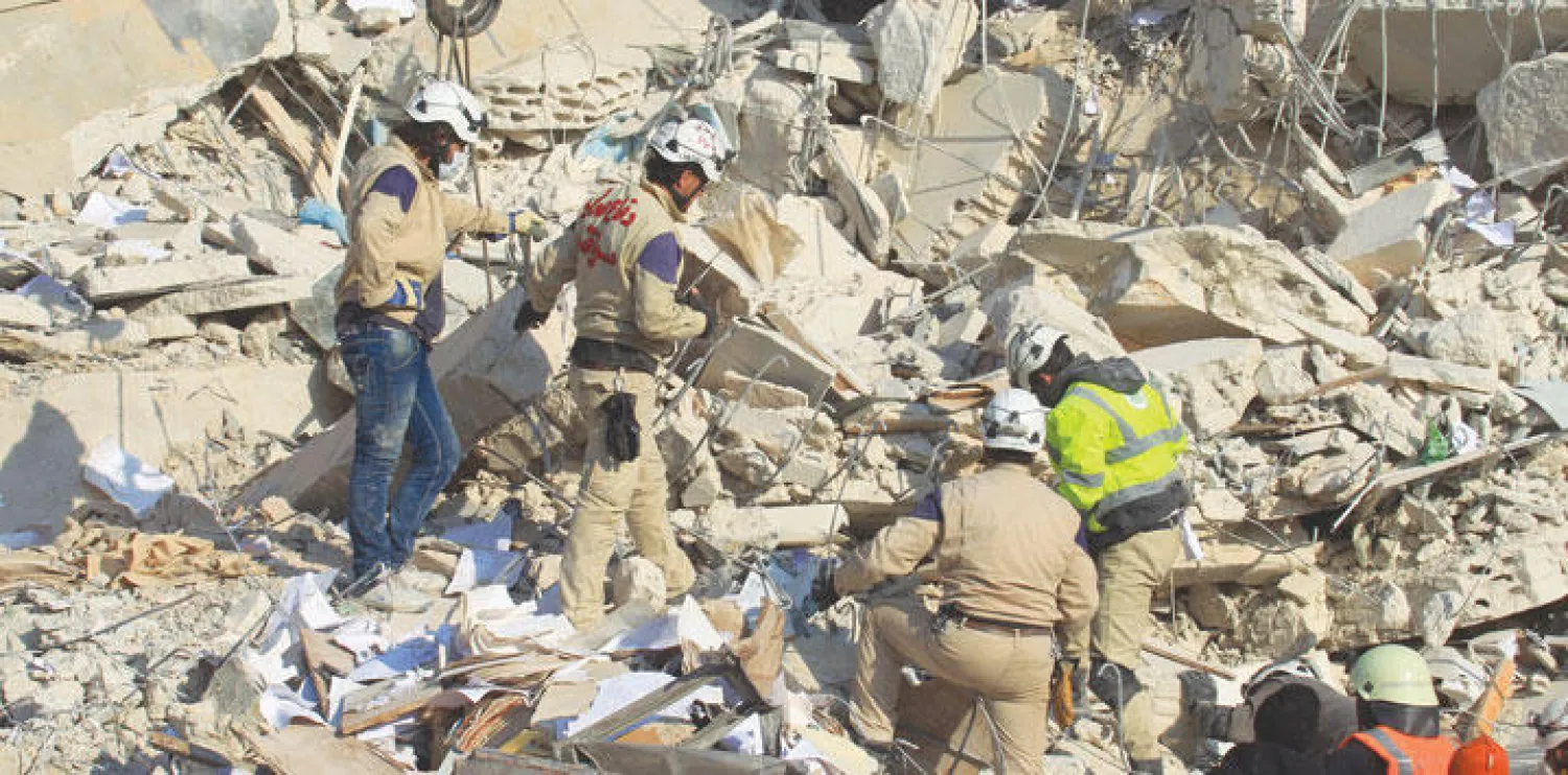 رجال انقاذ يبحثون عن أحياء جراء غارة جوية روسية في مدينة إدلب (أ.ب)