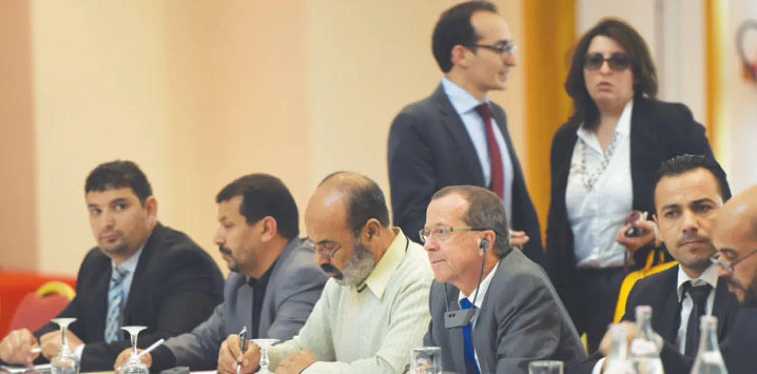 المبعوث الأممي لليبيا مارتن كوبلر لدى حضوره اجتماعا في تونس أمس بين ممثلي البلديات الليبية مع حكومة الوفاق (أ.ف.ب)