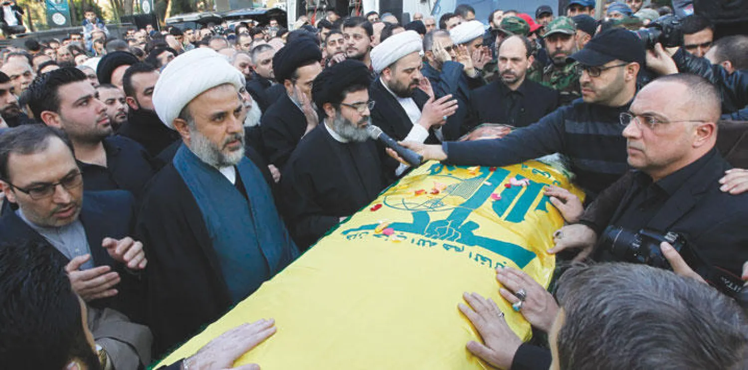 كوادر وعناصر من حزب الله أثناء جنازة سمير القنطار في بيروت أمس (إ.ب.أ)