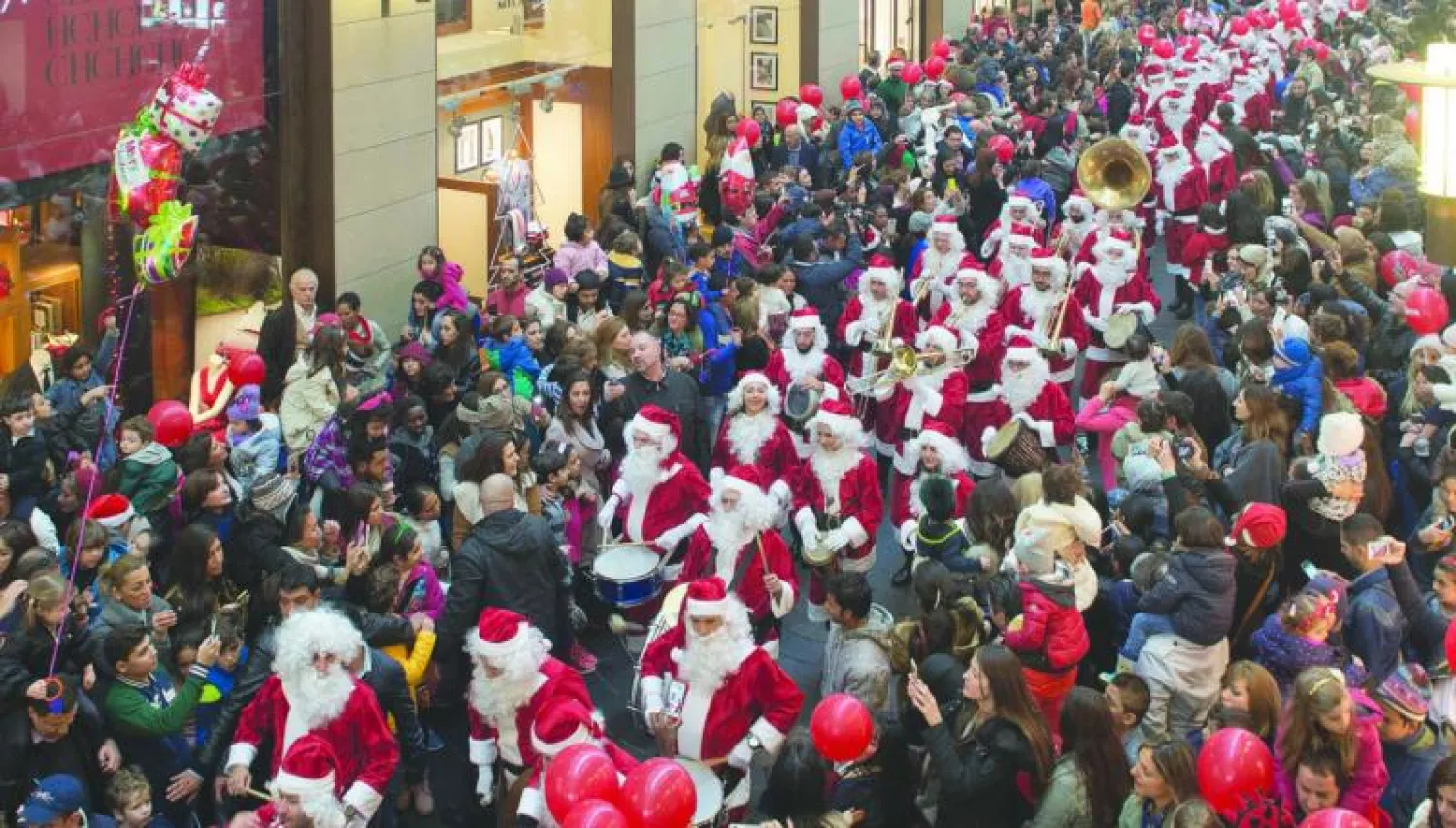 «سانتا كلوز» يغمر شوارع بيروت