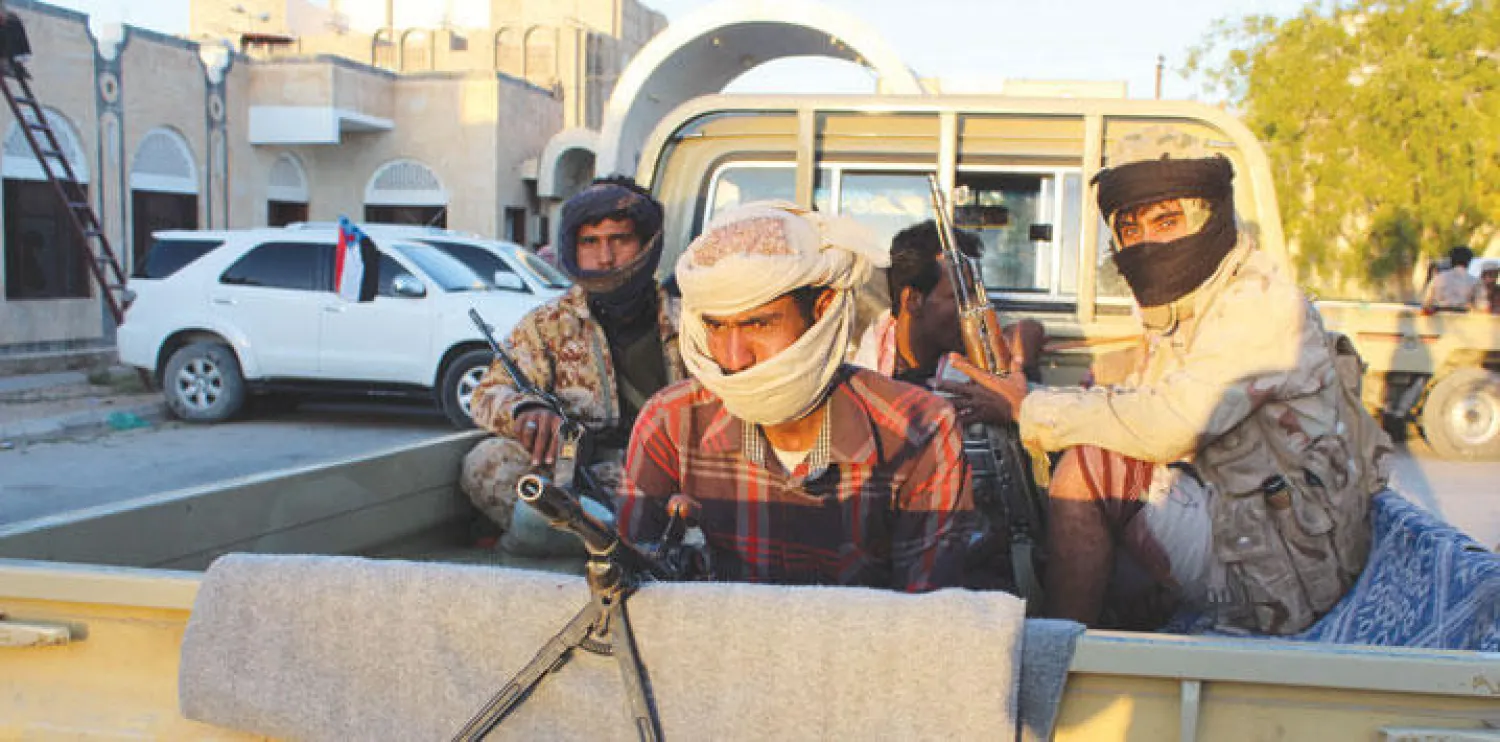 مقاتلون مؤيدون للرئيس عبد ربه منصور هادي على مركبة عسكرية في محافظة شبوة أمس (أ.ف.ب)