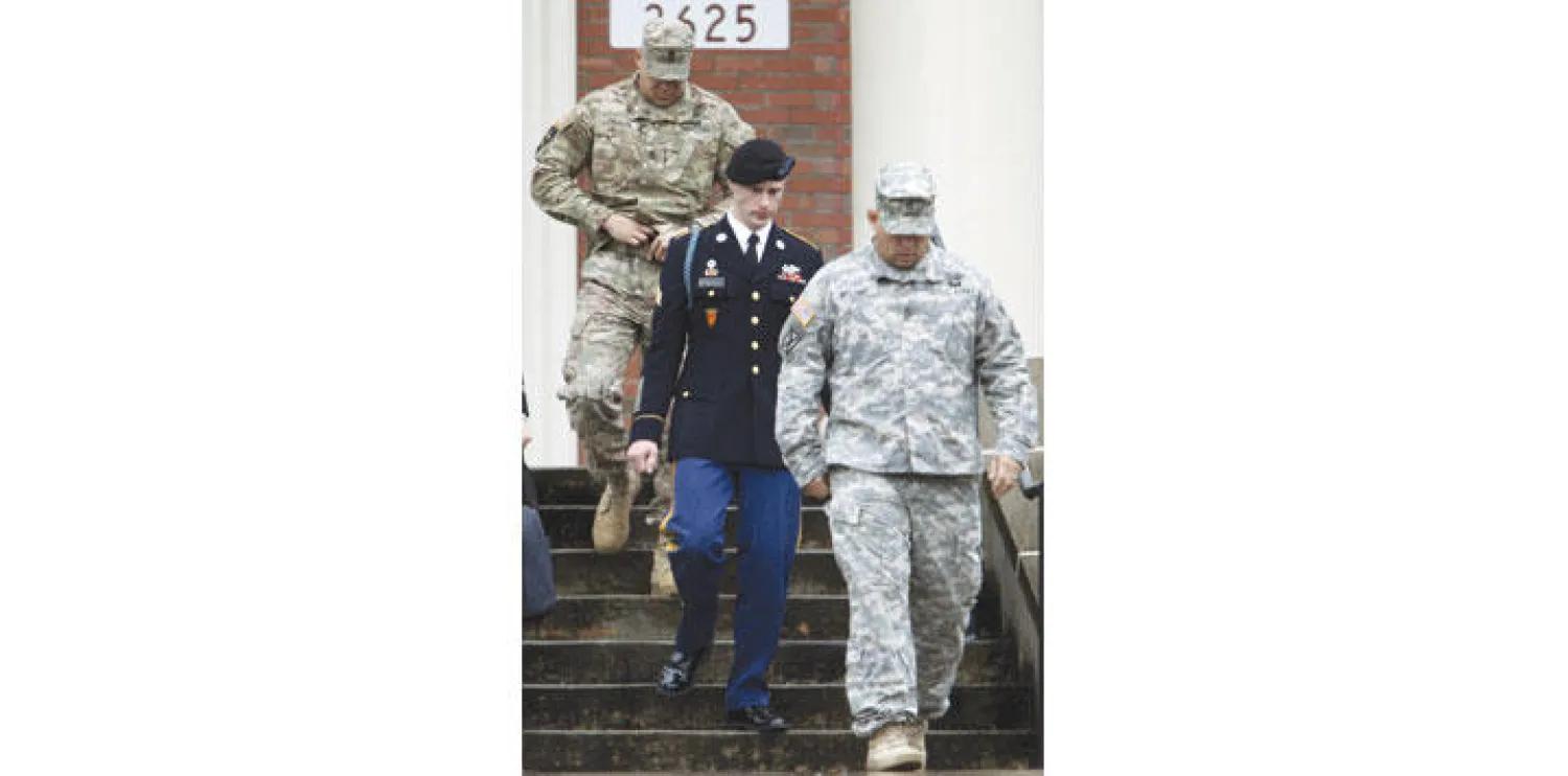 بو بيرغدال الجندي الأميركي المفرج عنه من طالبان (وسط) بعد أن مثل أمام القضاء العسكري الأميركي في قاعدة فورت براغ  بتهمة الفرار من الجيش (رويترز)