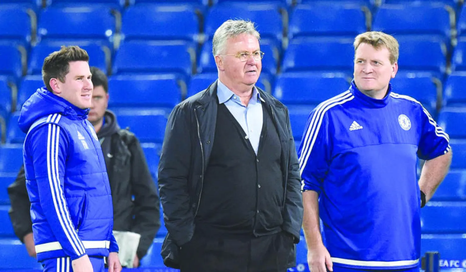 هيدينك يتوسط اثنين من أعضاء الجهاز الفني لتشيلسي (إ.ب.أ)