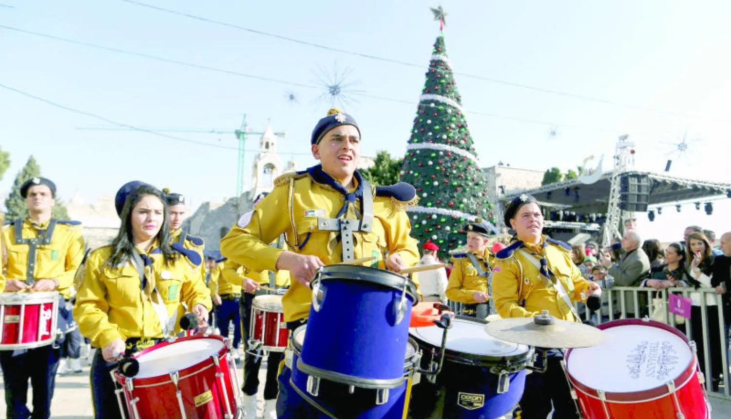 فرقة موسيقية فلسطينية خلال موكب أعياد الميلاد في ساحة المهد في مدينة بيت لحم بالضفة الغربية (رويترز)