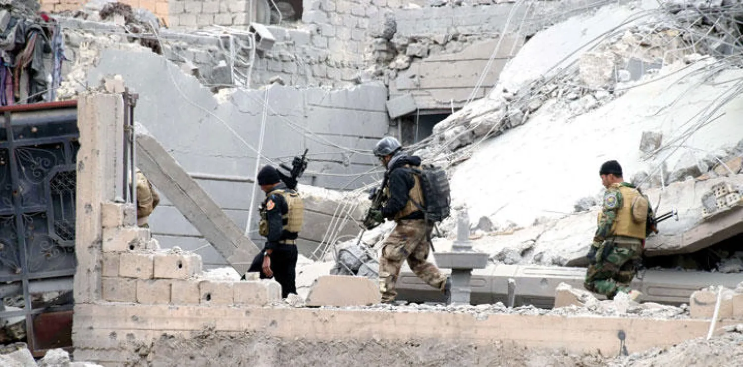 قوات أمن عراقية لدى تقدمها باتجاه وسط مدينة الرمادي لتحريرها من تنظيم داعش أمس (أ.ب)