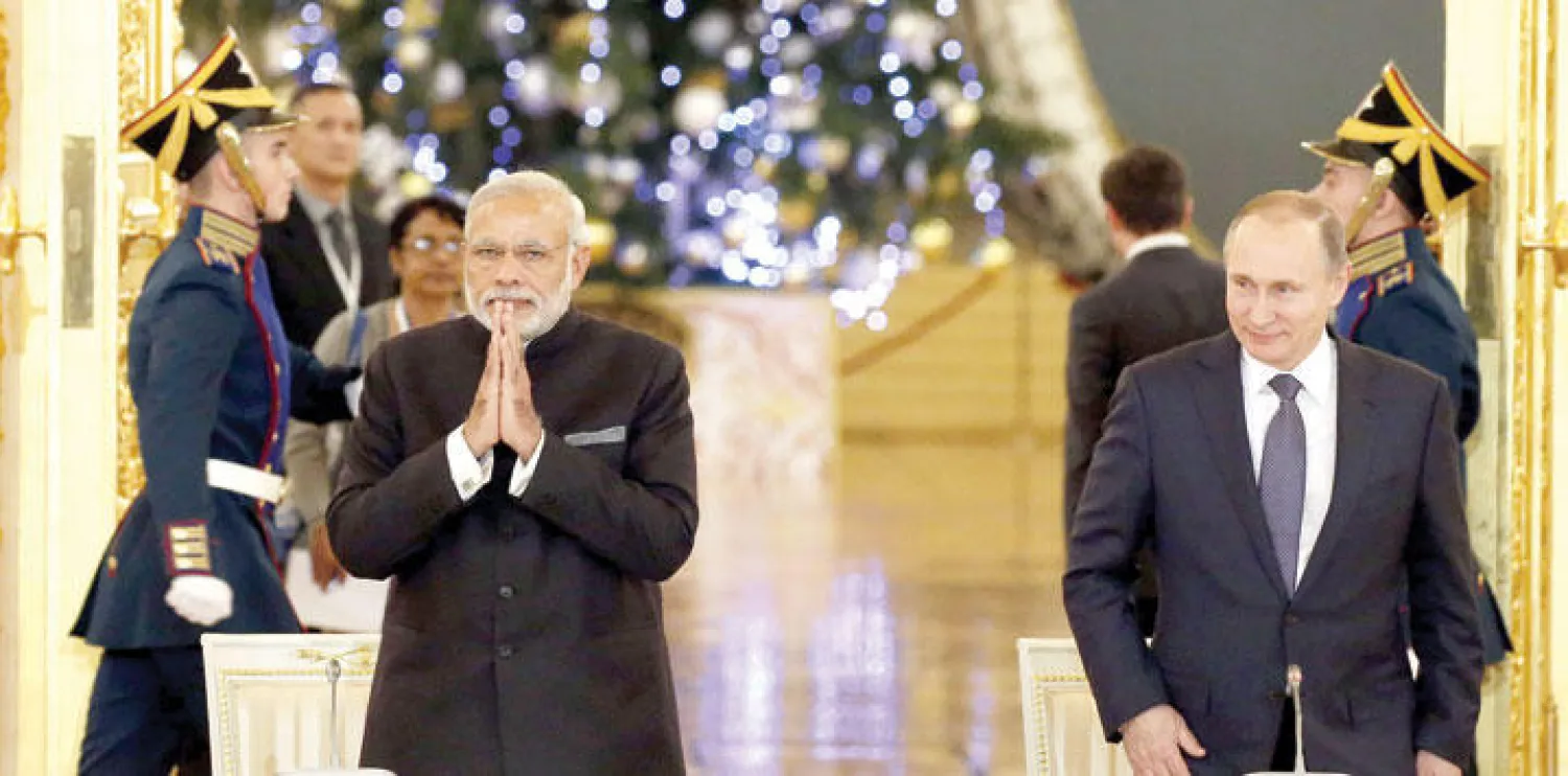 الرئيس الروسي فلاديمير بوتين لدى استقباله رئيس الوزراء الهندي ناريندرا مودي في موسكو أمس (إ.ب.أ)