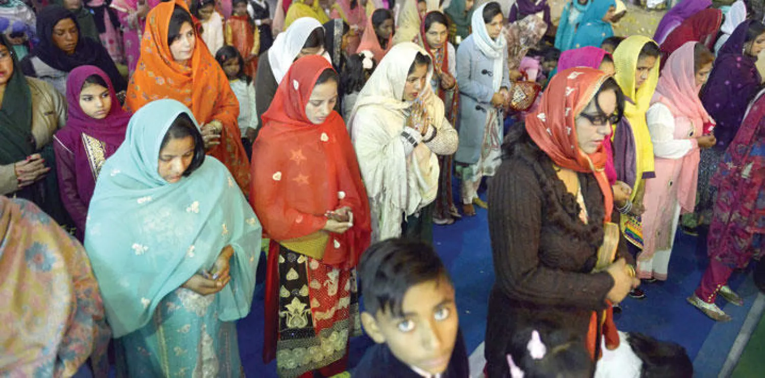 مسيحيو باكستان يحضرون صلاة أعياد الميلاد في كاتدرائية بلاهور أمس (أ.ف.ب)