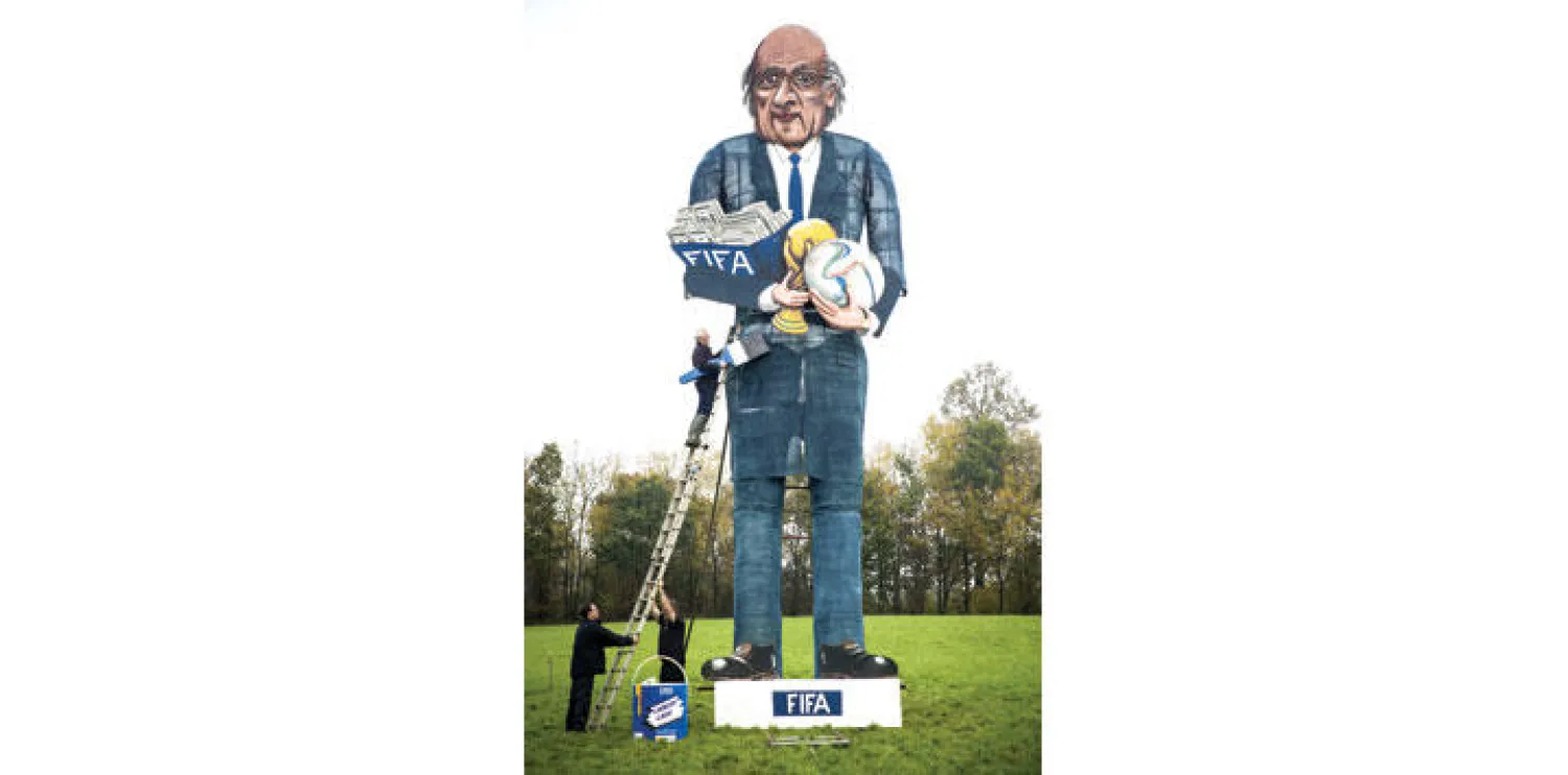 نموذج لبلاتر يعبر عن فساد رئيس الفيفا تم إحراقه في بريطانيا (أ.ف.ب)