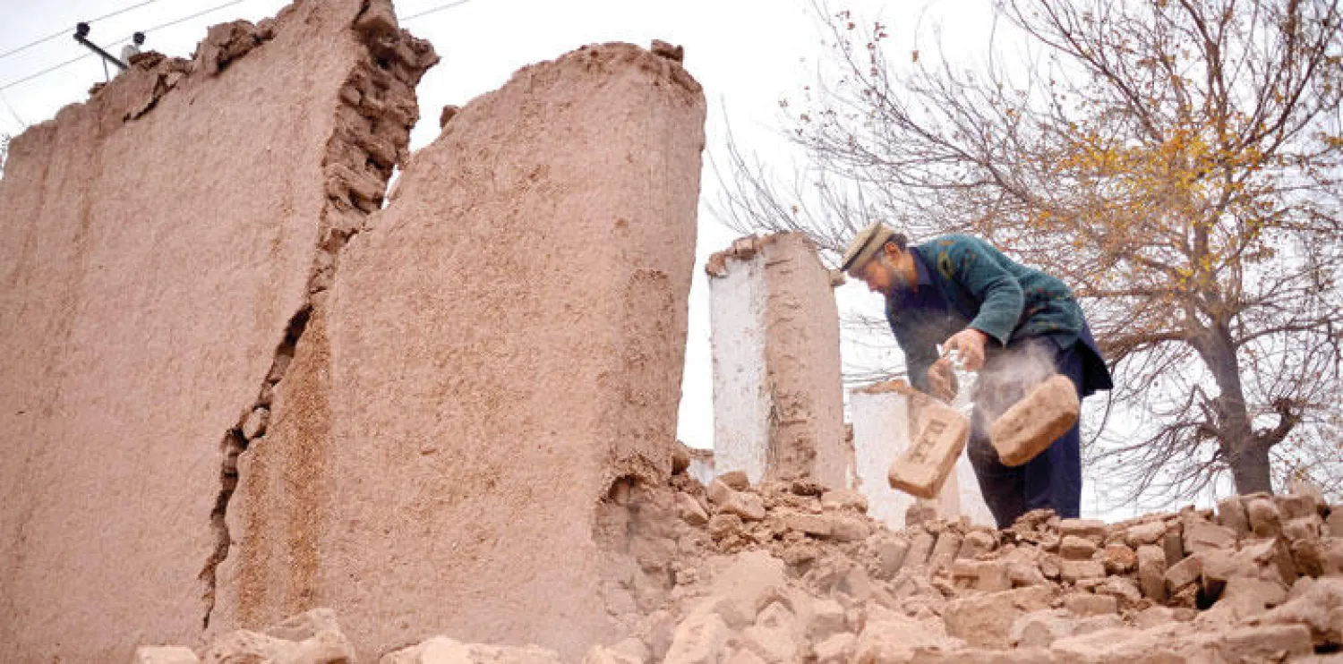 مواطن أفغاني في مدينة جلال آباد يزيل آثار الركام والتلفيات التي تهاوت في منزله بفعل الزلزال القوي بدرجة 6.3 على مقياس ريختر الذي ضرب شرق افغانستان (أ.ب)