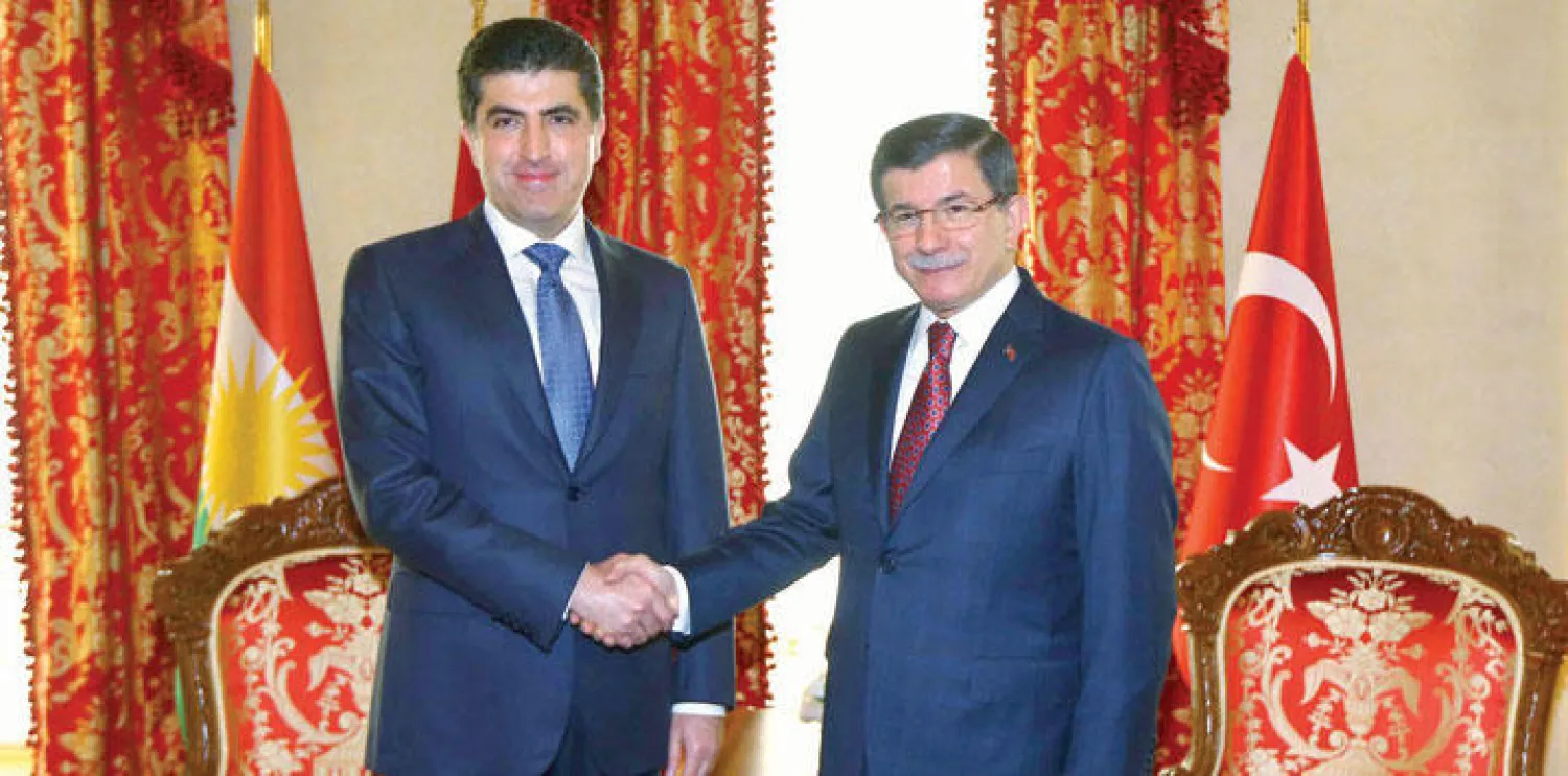 رئيس الوزراء التركي أحمد داود أوغلو لدى استقباله أمس رئيس حكومة إقليم كردستان نيجيرفان بارزاني (إ.ب.أ)