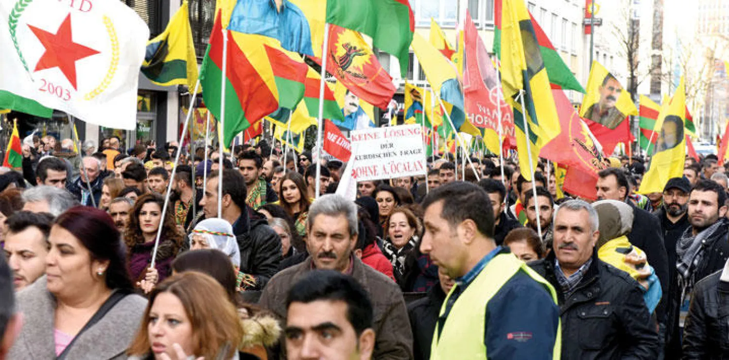 تظاهر نحو 15 ألف كردي في مدينة دوسلدورف الألمانية احتجاجا على الهجوم العسكري التركي الذي يستهدف حزب العمال الكردستاني أمس  (أ.ف.ب)