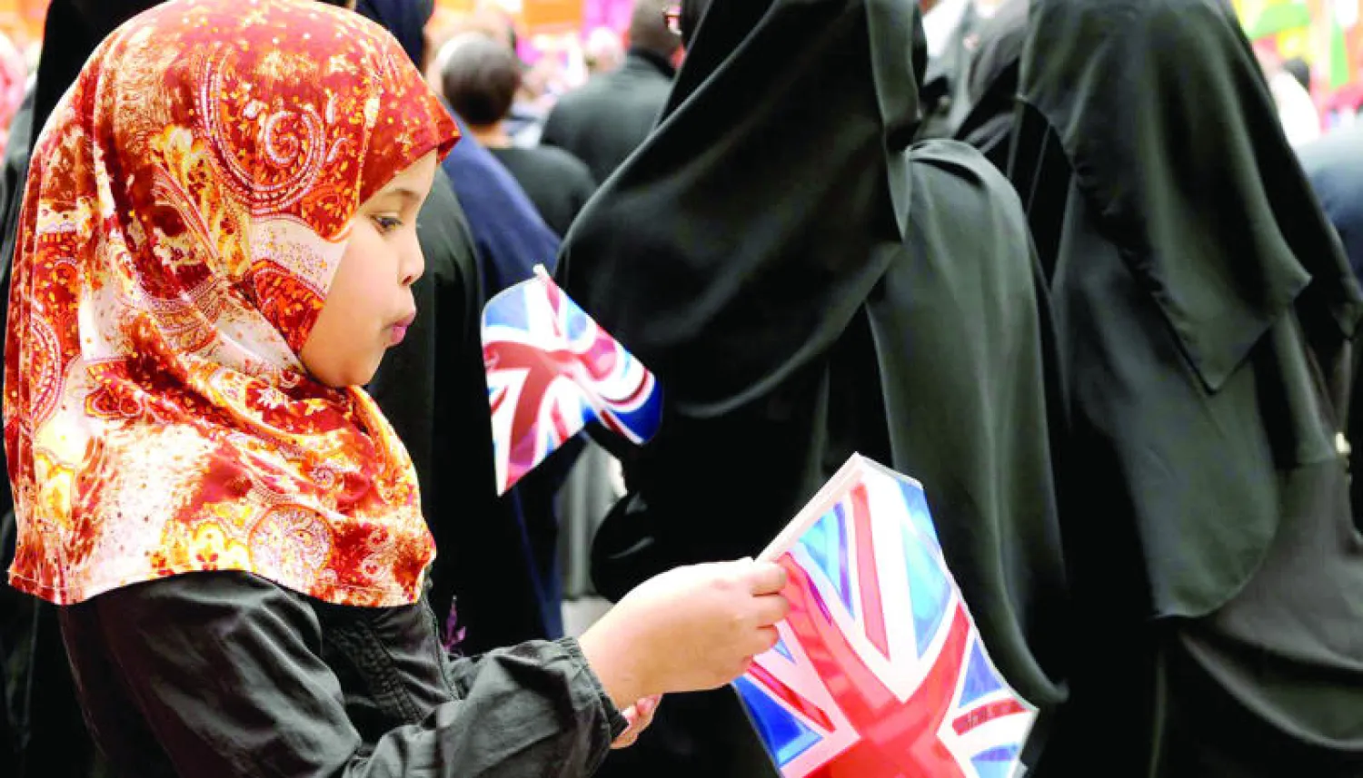طفلة بريطانية مسلمة ترفع العلم البريطاني