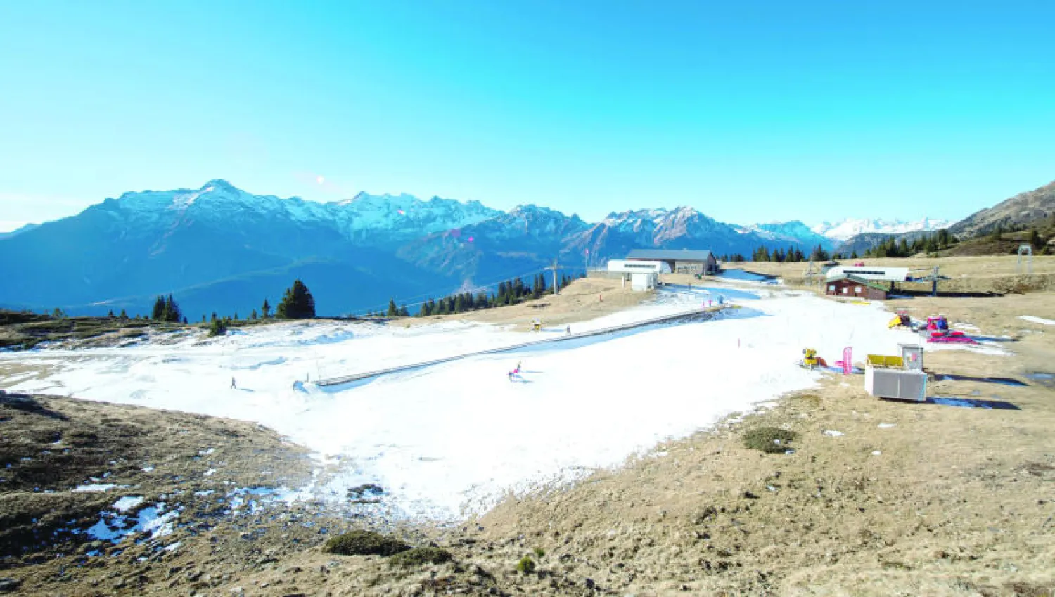 بدأ موسم التزلج في منتجع كاري في جنوب سويسرا بنقص واضح في الثلوج بسبب ارتفاع درجات الحرارة عن معدلها الطبيعي في مثل هذا الوقت من السنة (إ.ب.أ)