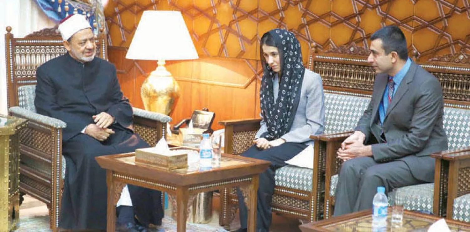 د. أحمد الطيب شيخ الأزهر خلال استقباله المواطنة العراقية الإيزيدية نادية مراد أمس («الشرق الأوسط»)