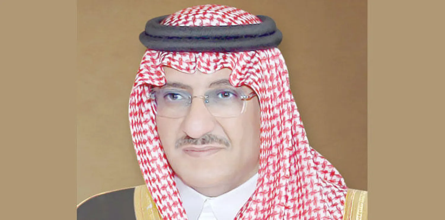 الأمير محمد بن نايف يكرم مواطنًا عثر على مفقود غرب السعودية