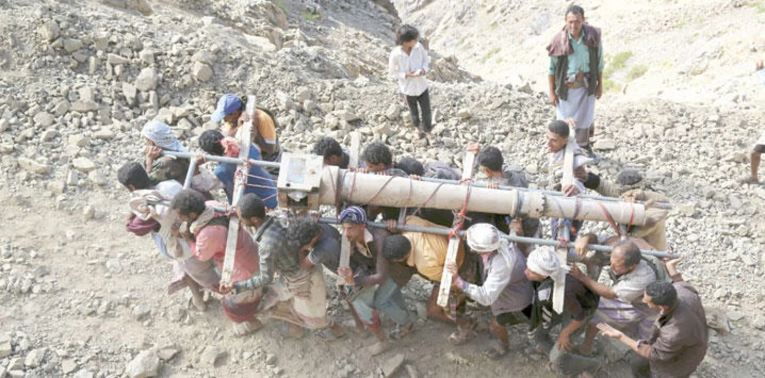 مقاتلون تابعون للمقاومة الشعبية يحملون مدفعا إلى إحدى جبهات القتال في مدينة تعز وسط اليمن أمس (رويترز)