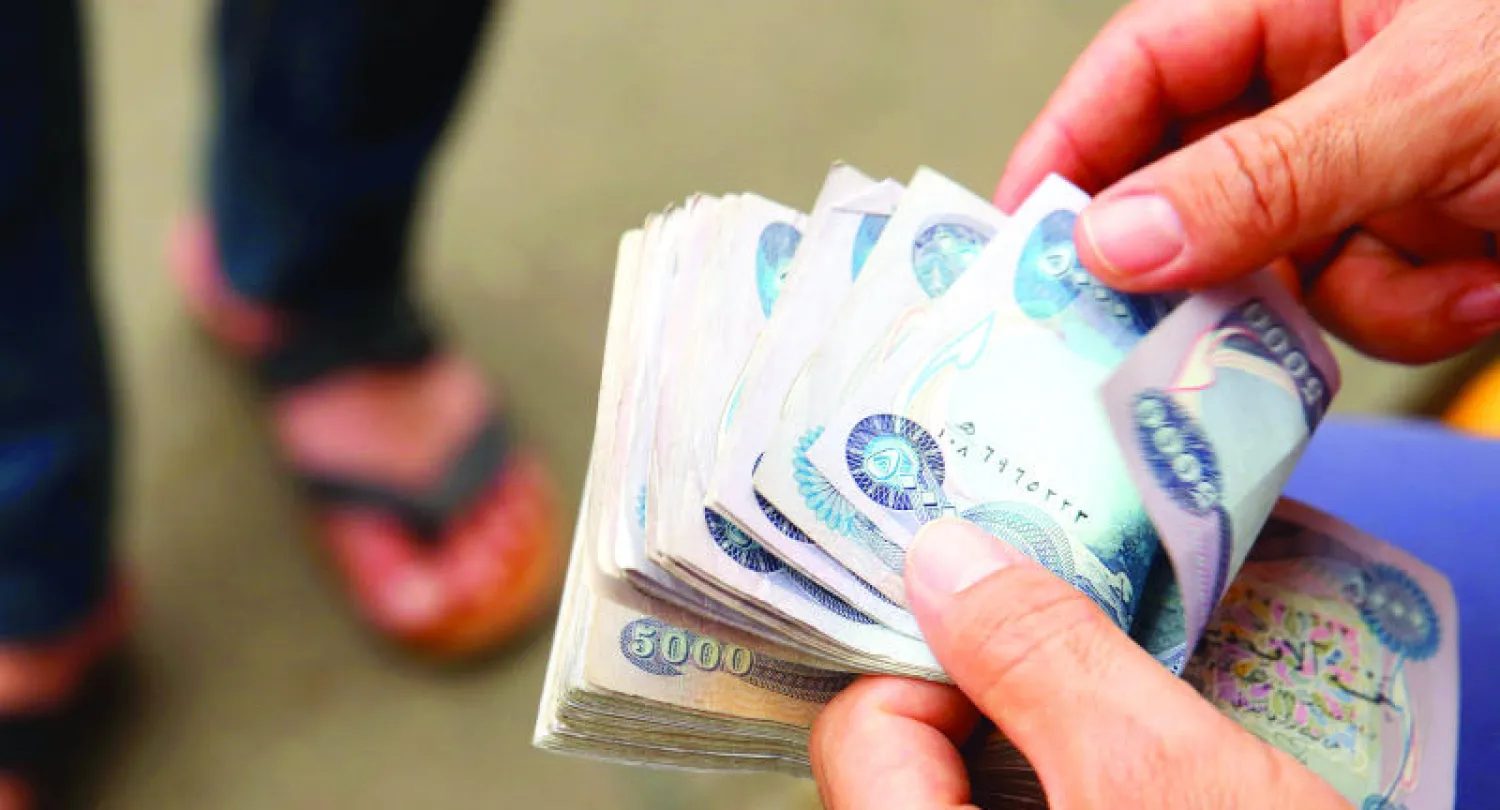 هبوط أسعار النفط إلى أقل من النصف قلص دخل العراق ({غيتي})