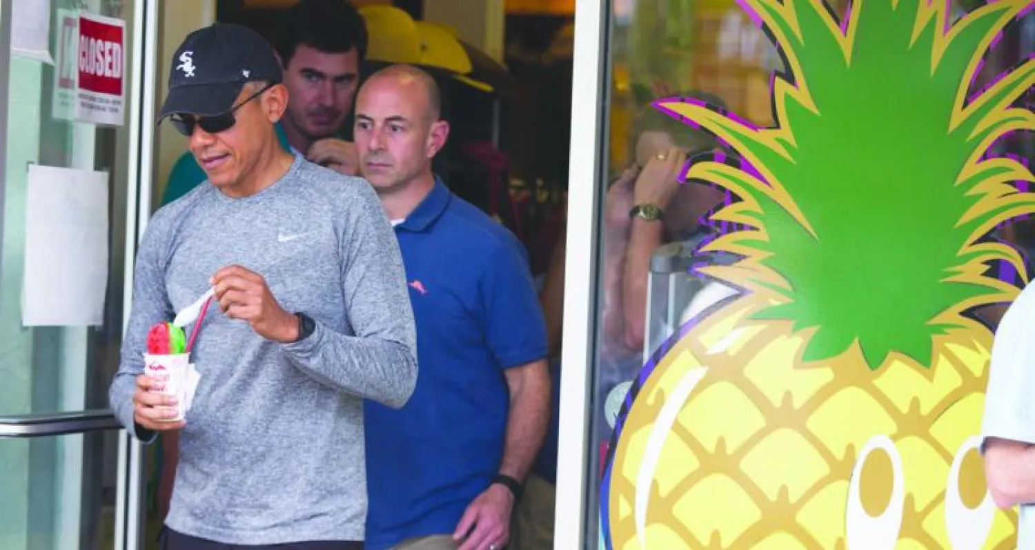 الرئيس أوباما يتناول الآيس كريم مع  ابنتيه ساشا وميلا في هاواي (أ.ب)