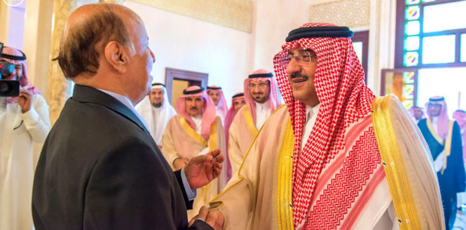 ولي العهد السعودي مستقبلا الرئيس اليمني عبد ربه منصور هادي بعد وصوله إلى السعودية (واس)