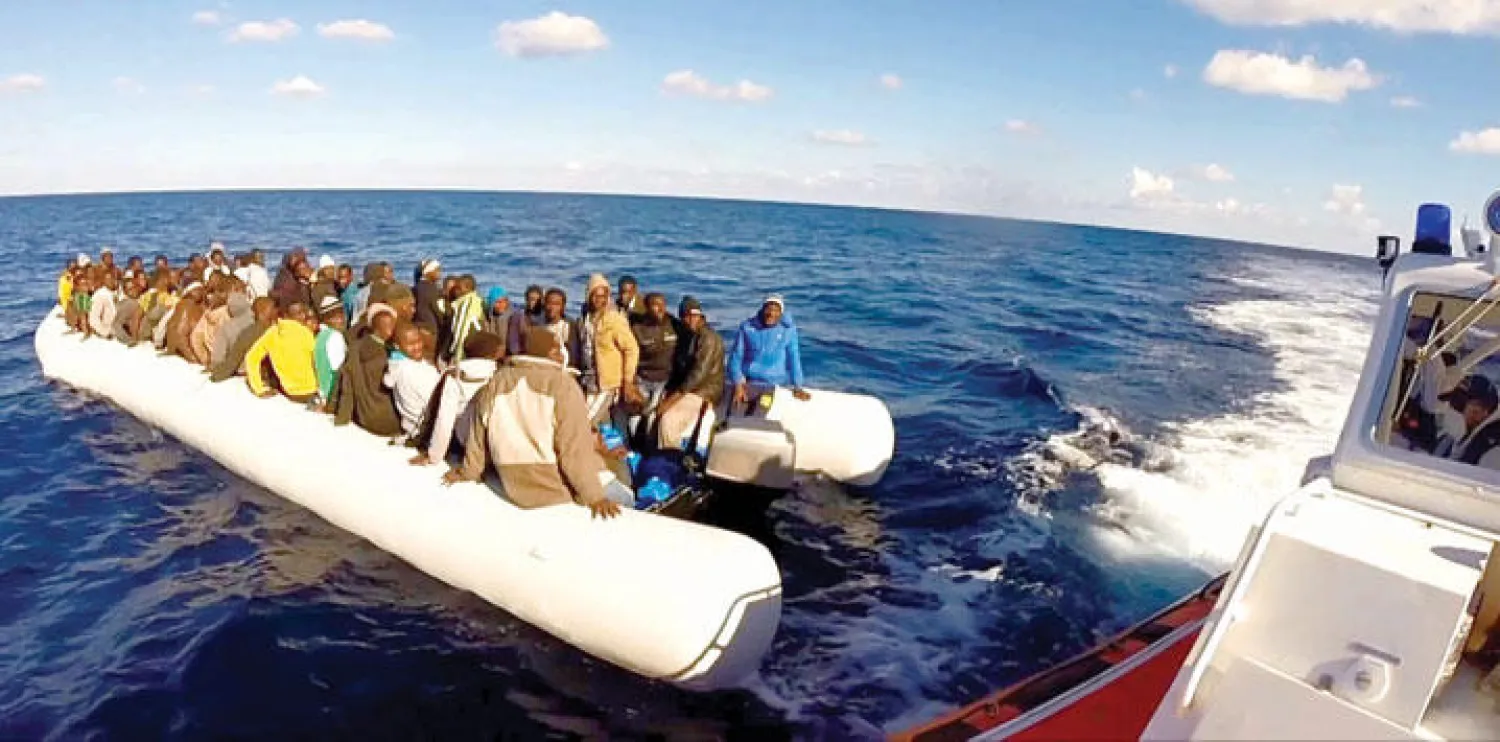 صورة التقطها حرس السواحل الإيطالي لعملية إنقاذ قارب من المهاجرين بالقرب من جزيرة صقلية أمس (أ.ف.ب)