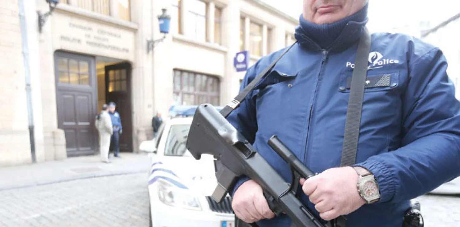 ضابط شرطة بلجيكي أمام مركز شرطة في الميدان الكبير بالعاصمة بروكسل عقب رفع درجة التأهب الأمني أمس (أ.ف.ب)