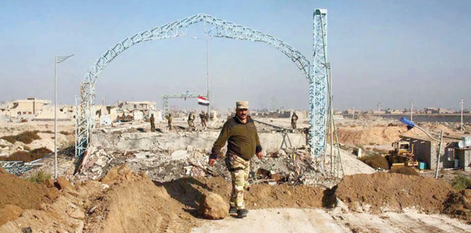 جندي عراقي في منطقة طالها الدمار بالرمادي أمس («الشرق الأوسط»)