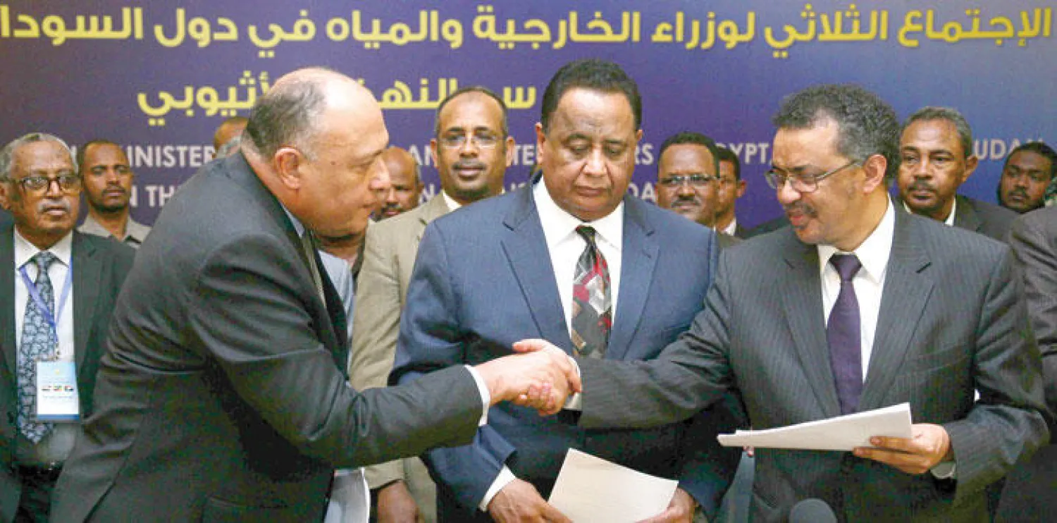 وزراء خارجية السودان ومصر وإثيوبيا بعد توقيع وثيقة سد النهضة بالخرطوم أمس (أ.ف.ب)