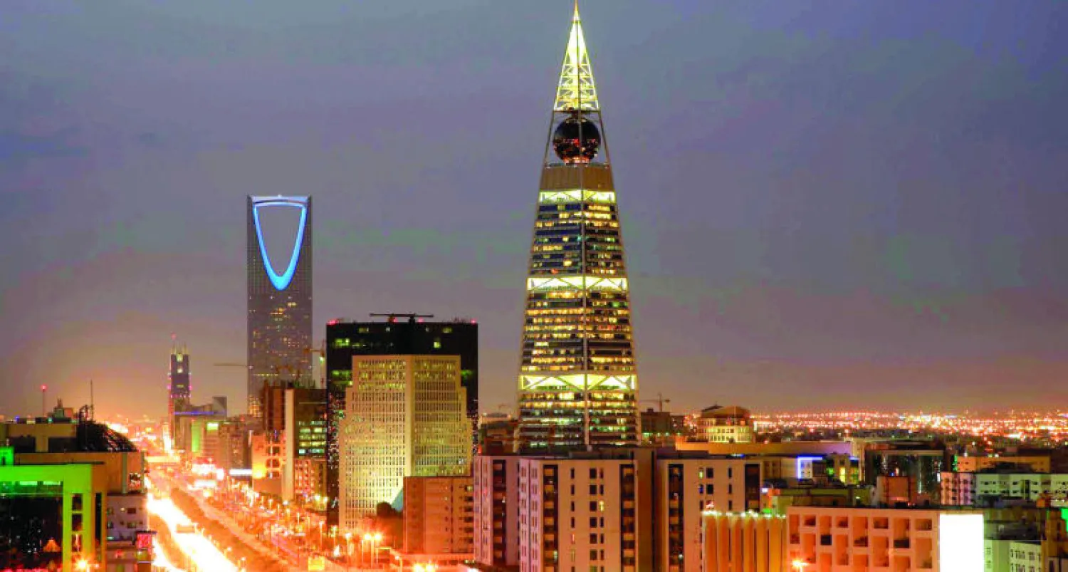 أشارت وزارة المالية السعودية إلى أن الزيادة في المصروفات بشكل رئيسي نتيجة صرف رواتب إضافية لموظفي الدولة والمستفيدين من الضمان الاجتماعي والمتقاعدين التي بلغت 88 مليار ريال (23.4 مليار دولار) (أ.ف.ب)