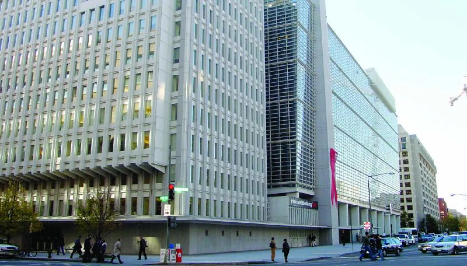 من المتوقع أن ينخفض عدد سكان العالم الذين يعيشون في فقر مدقع إلى مستوى تاريخي بنهاية 2015