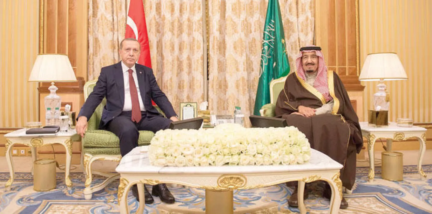 خادم الحرمين الشريفين الملك سلمان بن عبد العزيز و الرئيس التركي رجب طيب إردوغان لدى جلسة المباحثات أمس (واس)