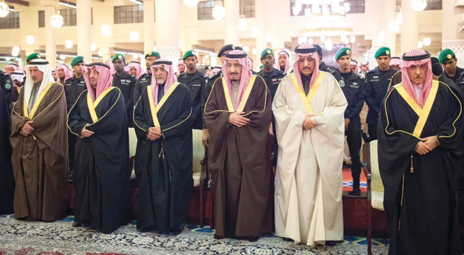 خادم الحرمين يؤدي صلاة الميت على الأمير سعود بن محمد بن عبد العزيز