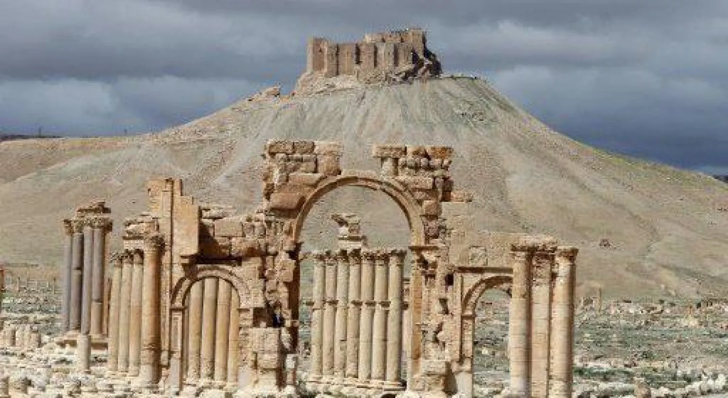 عرض نسخة من قوس مدينة «تدمر» الأثري أبريل المقبل