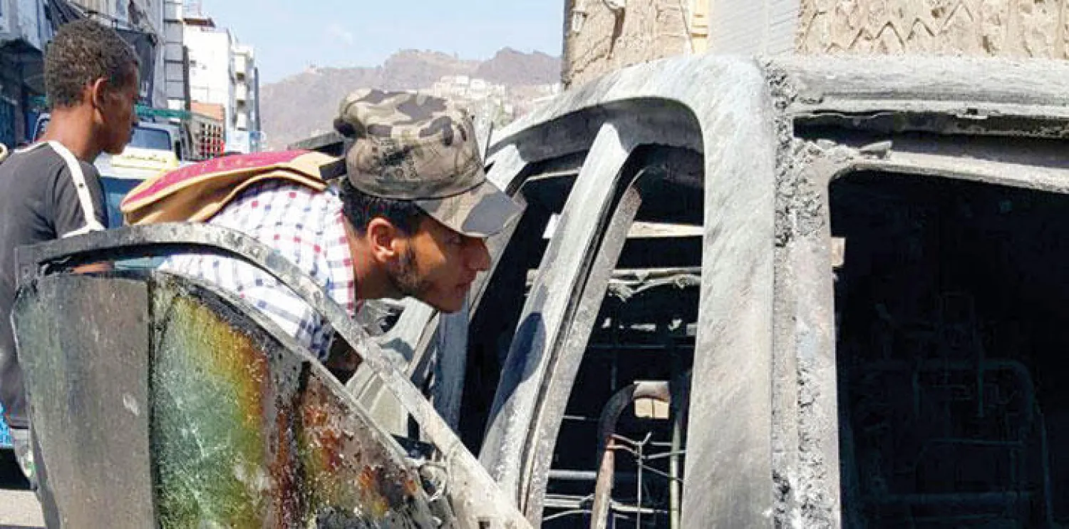 سيارة تم تفجيرها بعد ورود معلومات أنها تحمل متفجرات في عدن.. وفي الصورة بعض السكان يعاينون السيارة بعد تدميرها ({الشرق الأوسط})