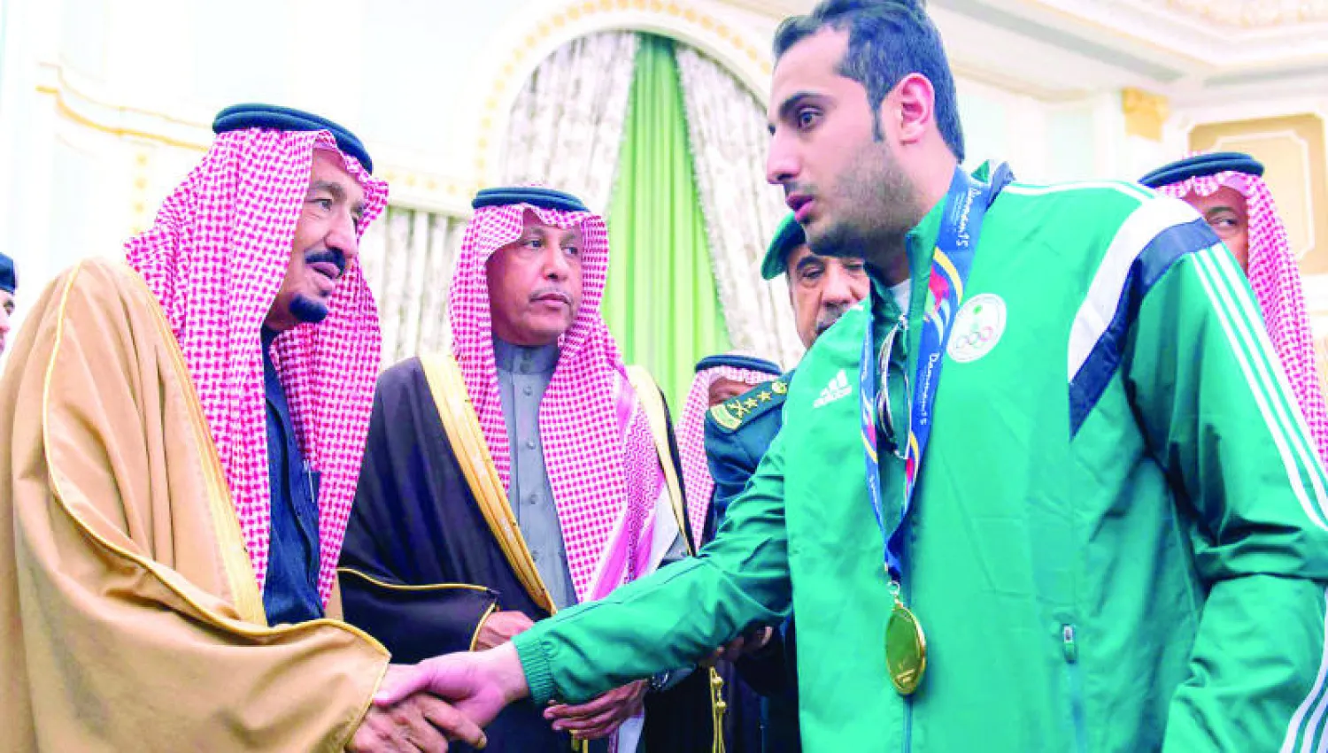 خادم الحرمين لدى استقباله الرياضيين الحاصلين على الميداليات في دورة الألعاب الخليجية (واس)