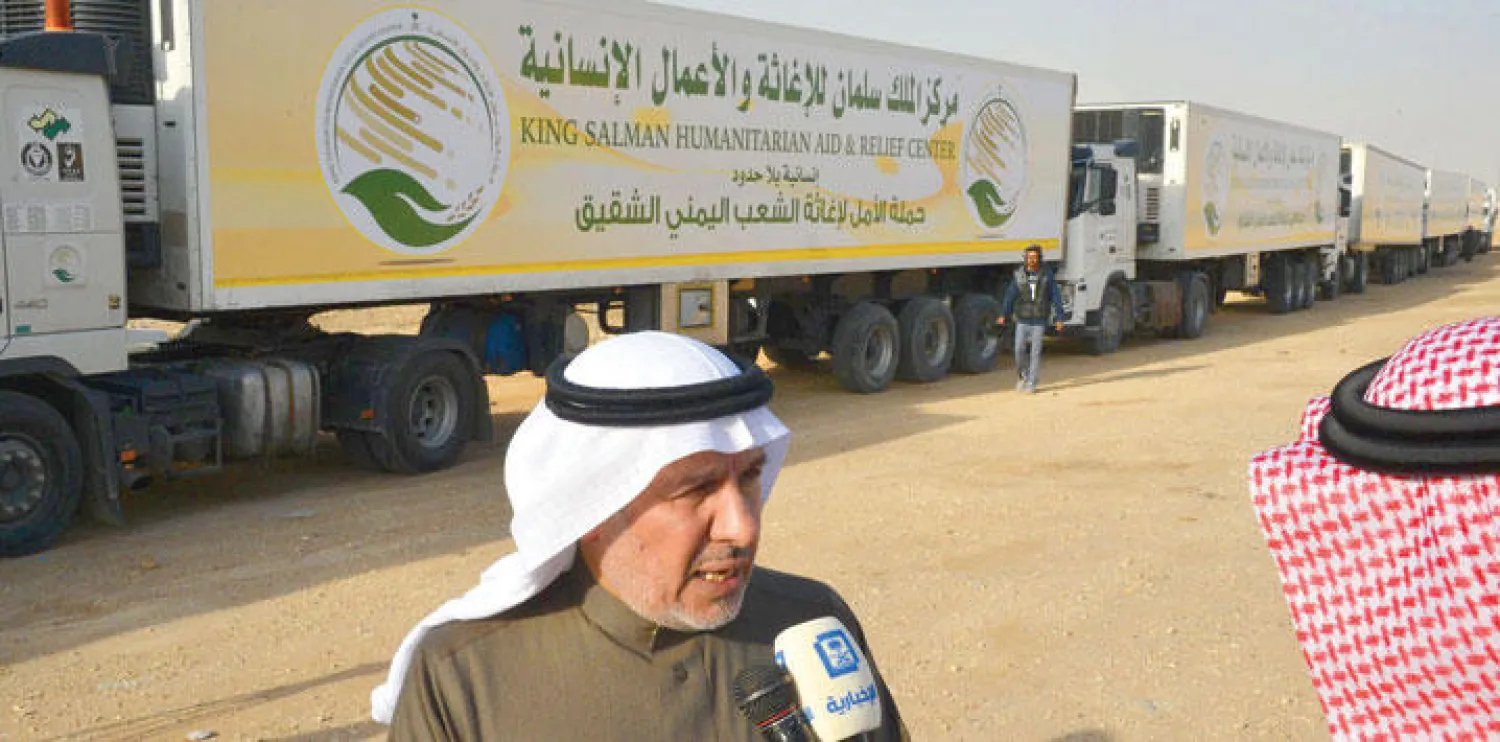 د. الربيعة يقف على التجهيزات الطبية التي سيتم إرسالها إلى اليمن في الرياض أمس