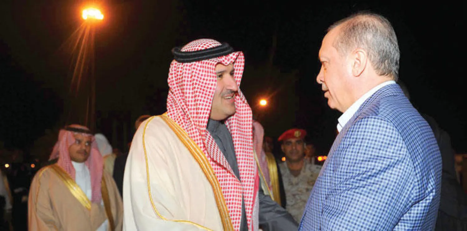 الأمير فيصل بن سلمان يستقبل الرئيس التركي لدى وصوله إلى المدينة المنورة أمس (واس)