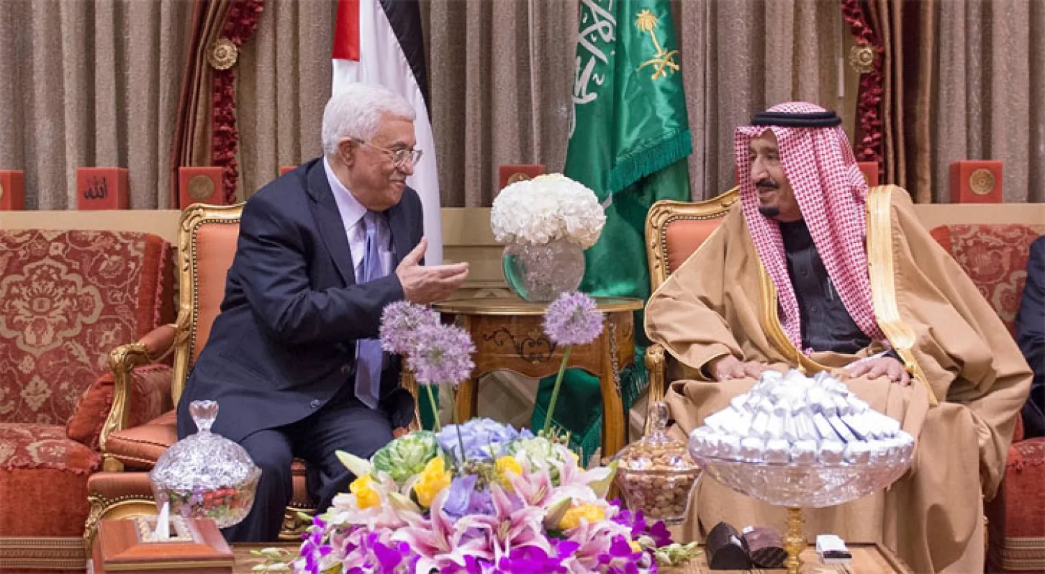 خادم الحرمين يستقبل الرئيس الفلسطيني ويؤكد موقف بلاده الثابت تجاه القضية الفلسطينية